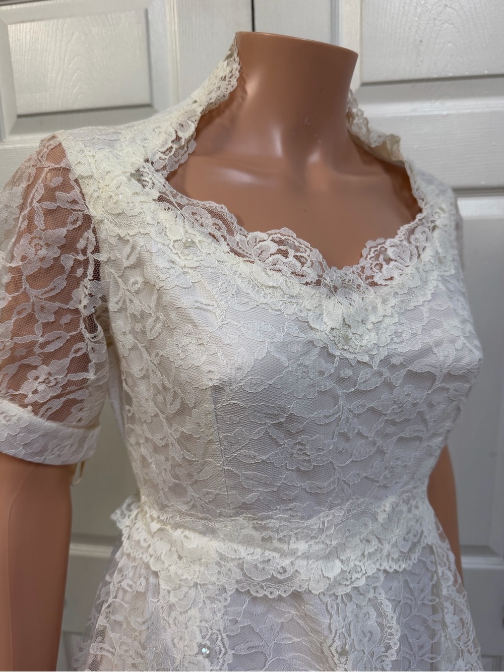 VTG Ivory Lace Bridal Gown Scalloped Neckline Short Sleeves Wedding Dress Sz 12 - Picture 2 of 16